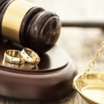 Adwokat to radca, którego zobowiązaniem jest niesienie pomocy z przepisów prawnych.
